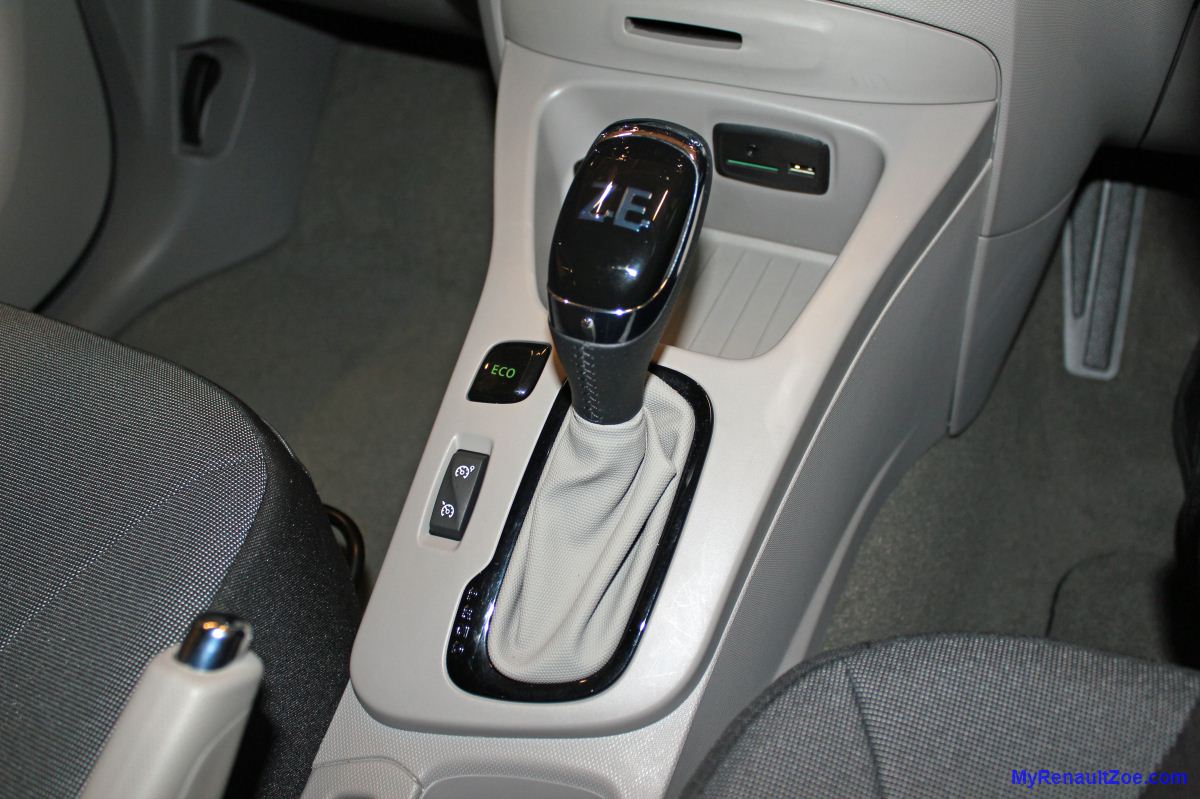 Centre Console with Cruise Control, Eco Button, Drive Selector and SD/USB slot (Image: T. Larkum) Centre Console with Cruise Control, Eco Button, Drive Selector and SD/USB slot (Image: T. Larkum)
