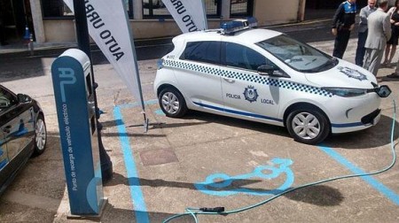 The police go electric with ZOE in Haro, Spain: the only sound you can hear is the siren! (Image: LaRioja via Renault/Twitter)